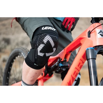 Leatt AirFlex Pro térdvédő fekete - RideShop.hu